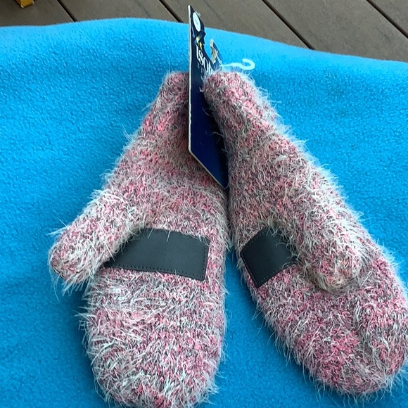 ❄️⬇️$15 Isotoner Pink SmartTouch Mittens 1 Size - Picture 3 of 7